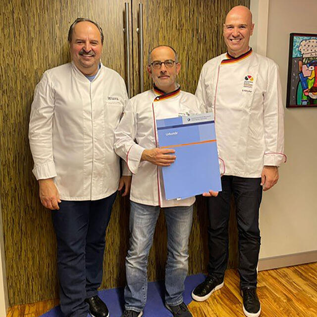 Gerhard Gröber reçoit le certificat de sommelier du pain des mains de Johann Lafer et du directeur de l'académie Bernd Kütscher